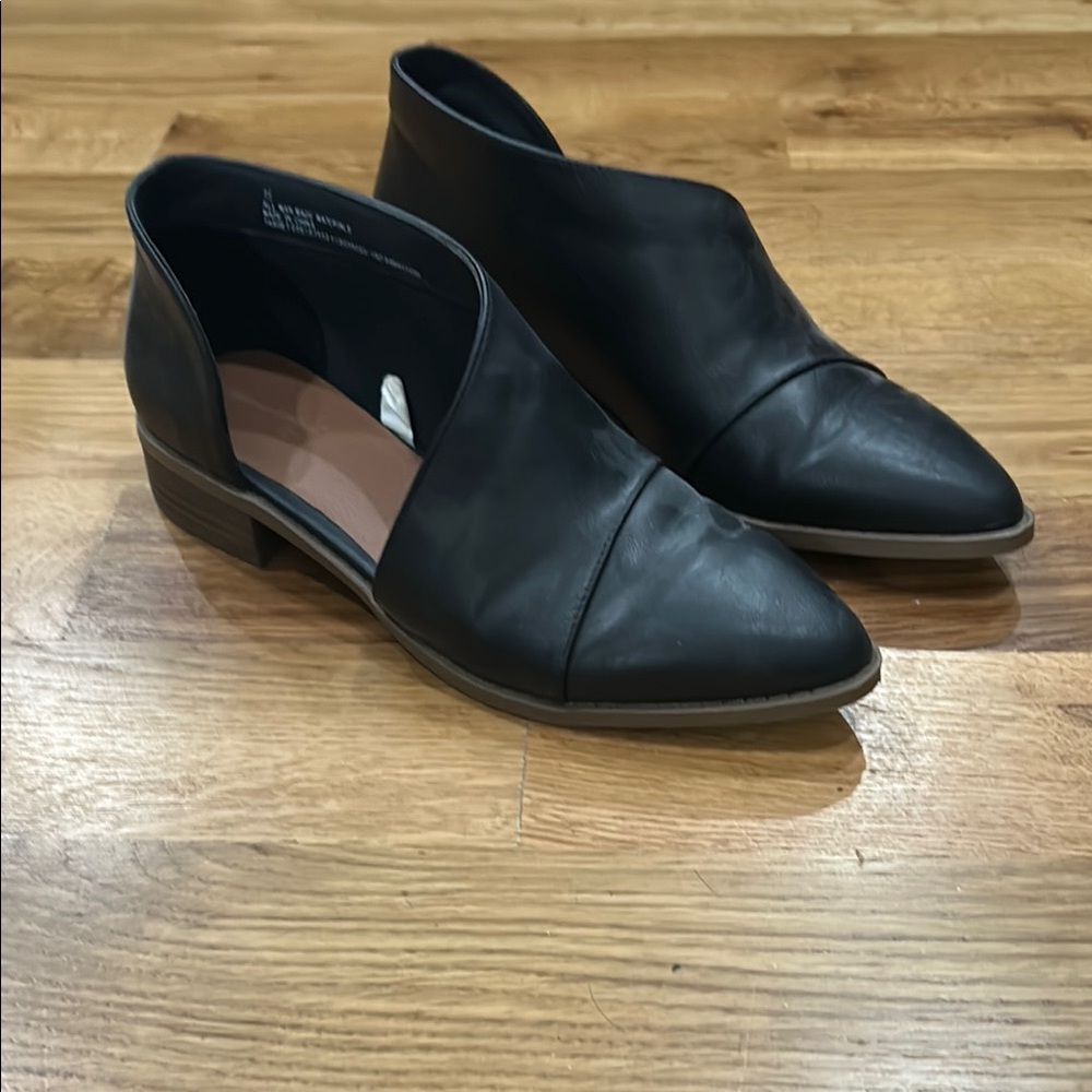 Universal Thread Women's Black Leather Ankle Boots size 7.5. NWOT